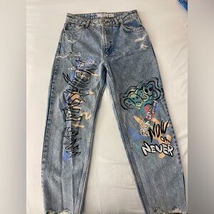 Graphic ripped jeans